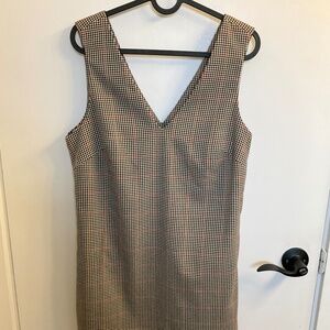 V-neck houndstooth dress with pockets and a side zipper by next - size 10 UK / M